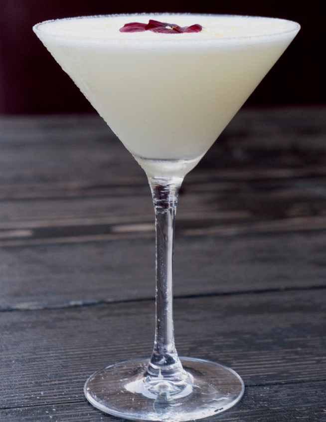 Martini blanco con pétalos rojos